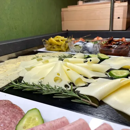 Serges Mit Pool Und Sauna In